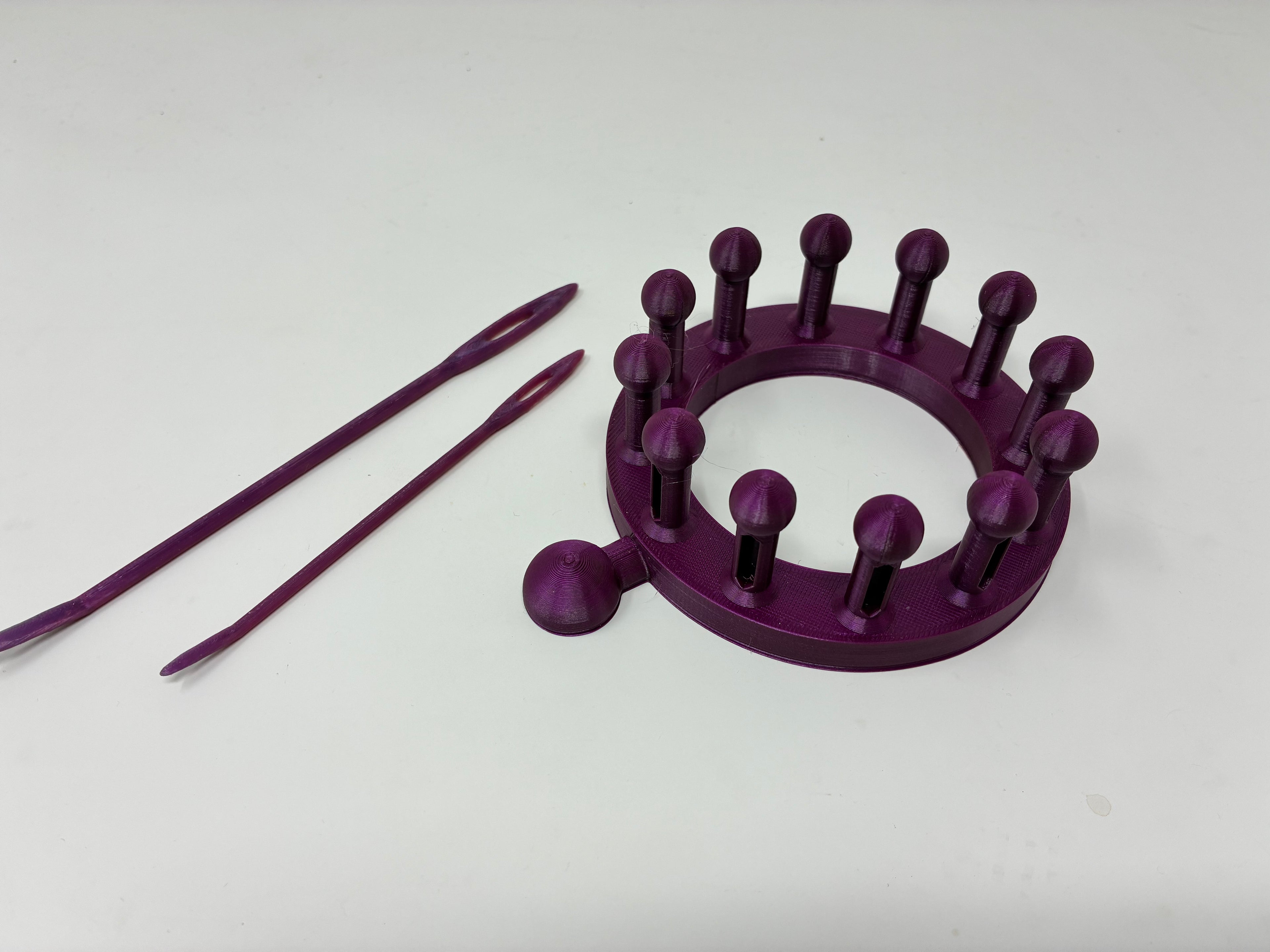12 Peg Knitting Loom & Darning Needle Set