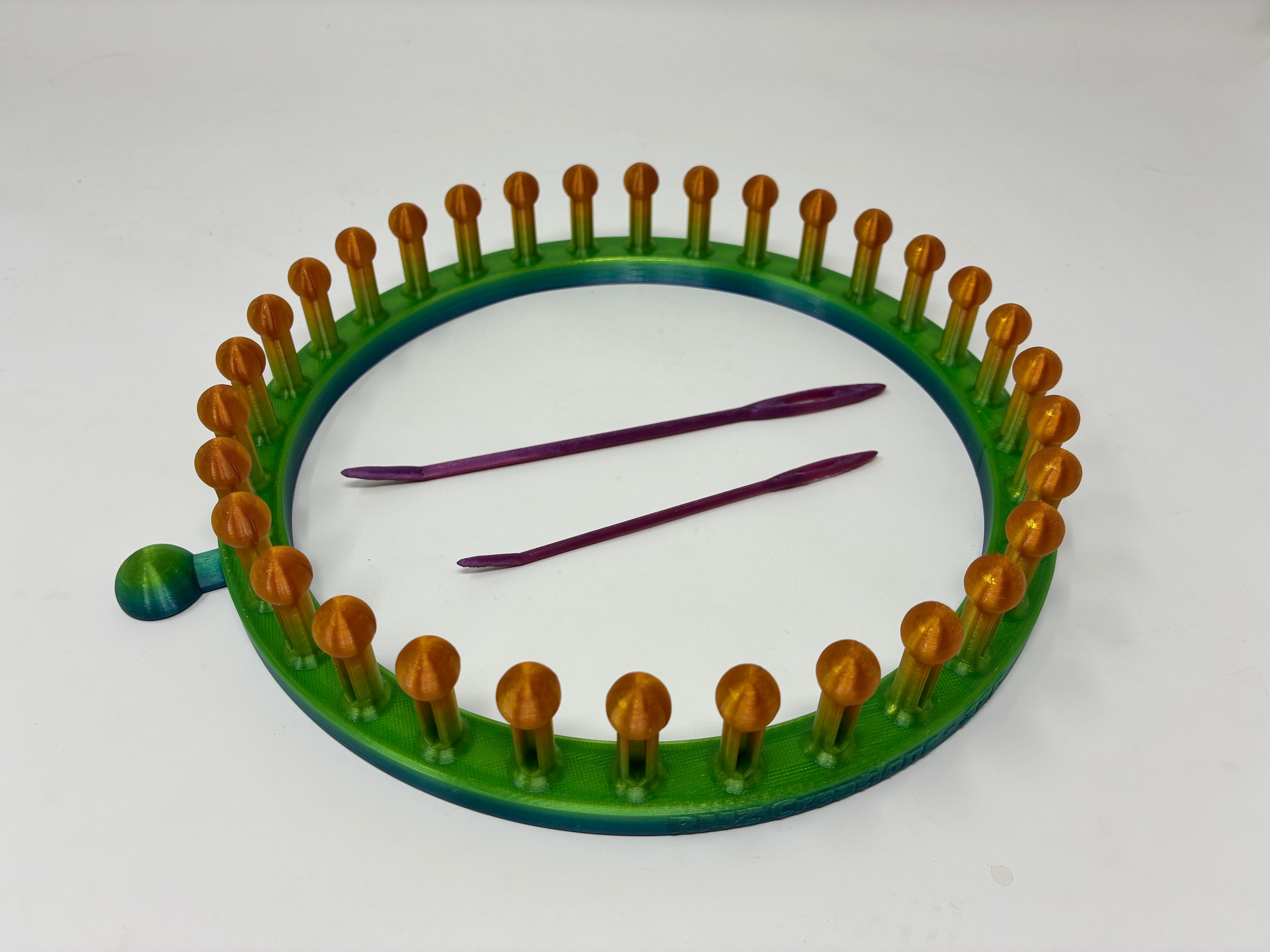 32 Peg Knitting Loom & Darning Needle Set