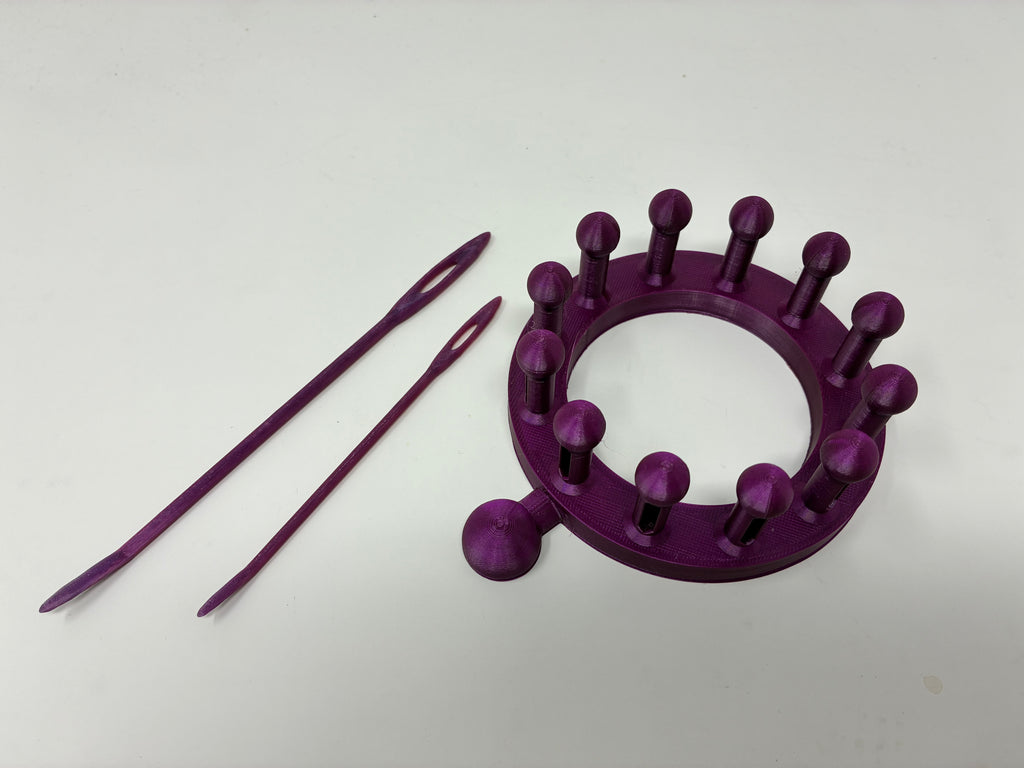 12 Peg Knitting Loom & Darning Needle Set