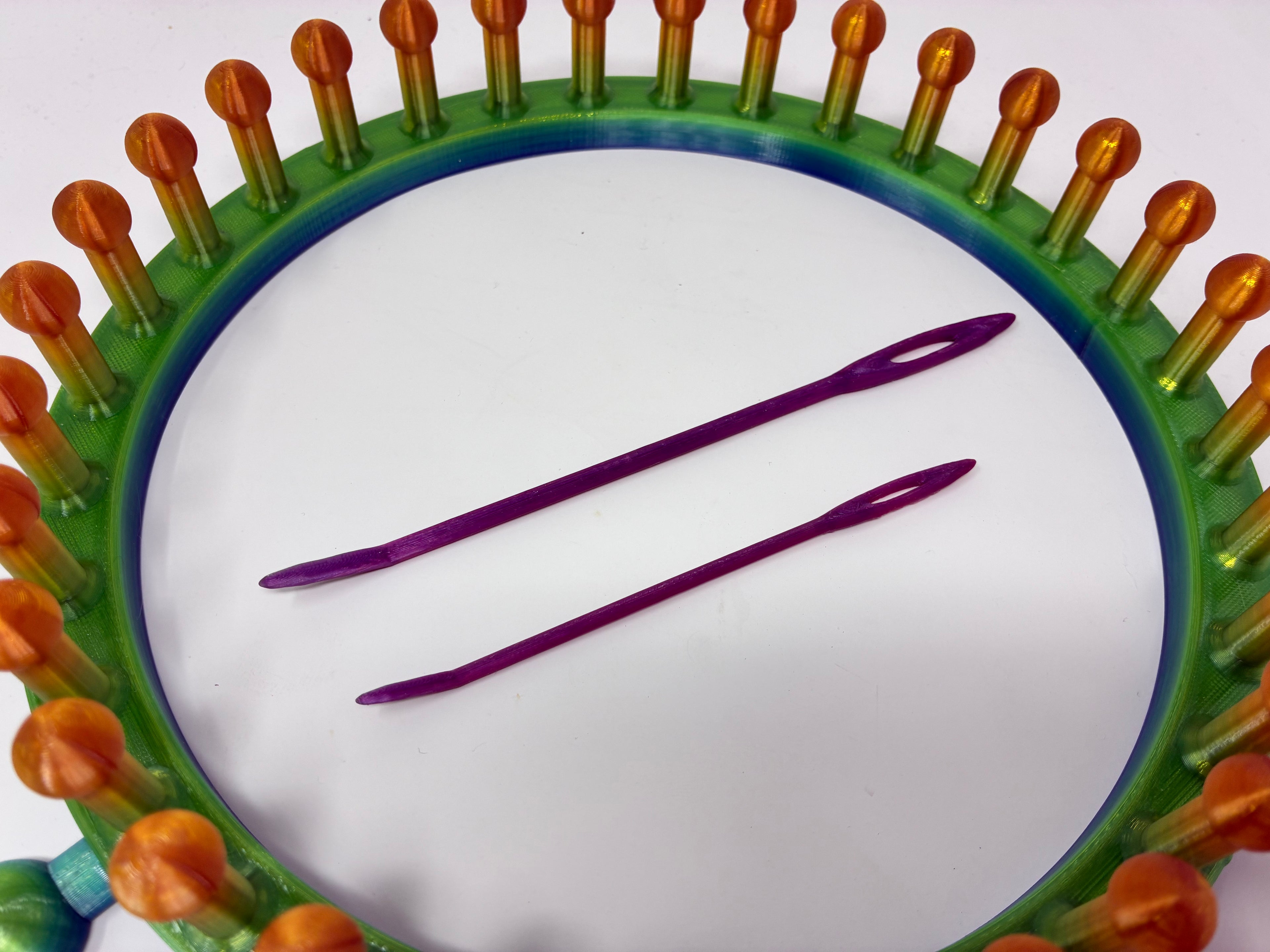 32 Peg Knitting Loom & Darning Needle Set