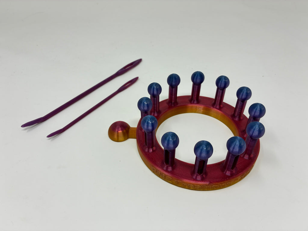 12 Peg Knitting Loom & Darning Needle Set