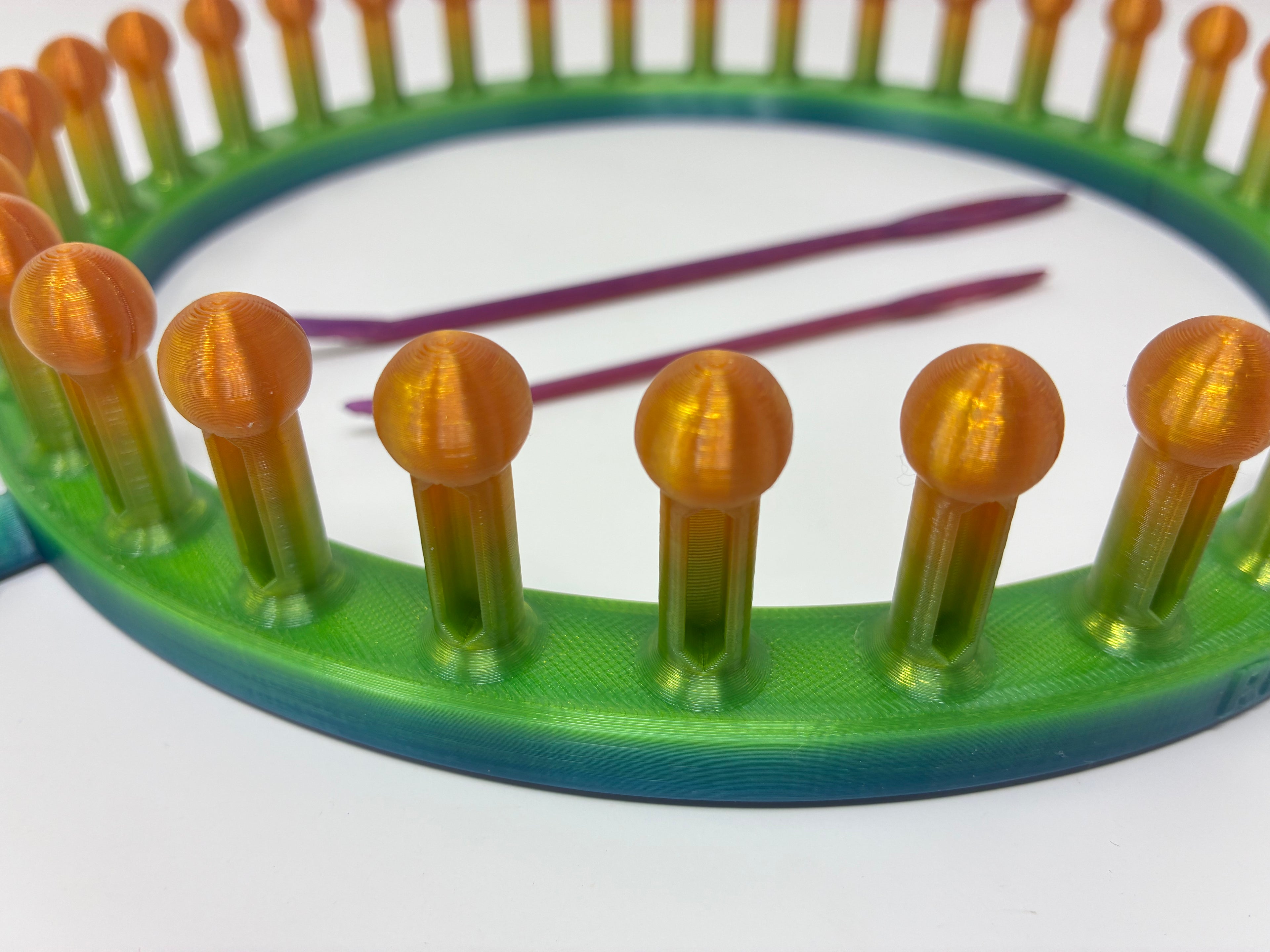 32 Peg Knitting Loom & Darning Needle Set