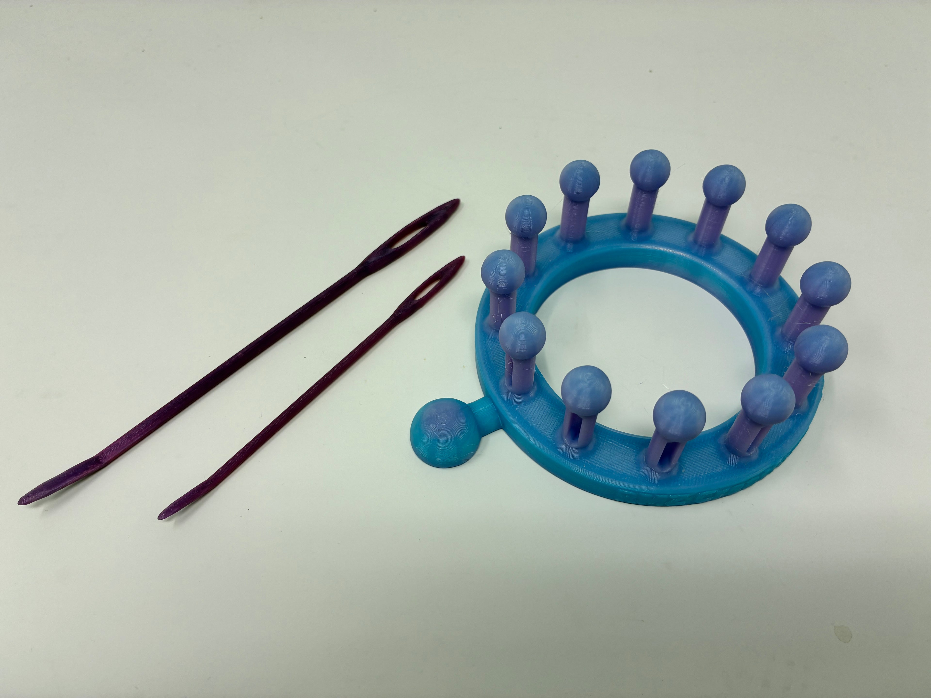 12 Peg Knitting Loom & Darning Needle Set