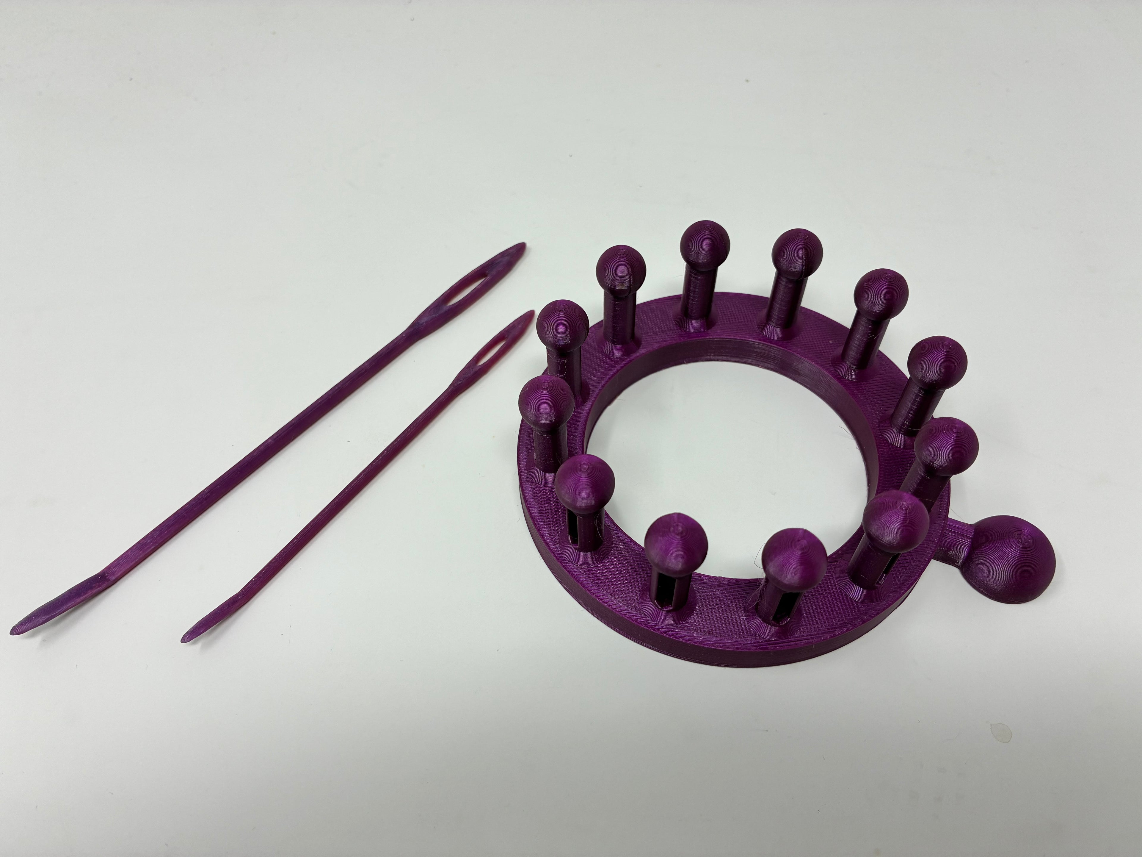 12 Peg Knitting Loom & Darning Needle Set