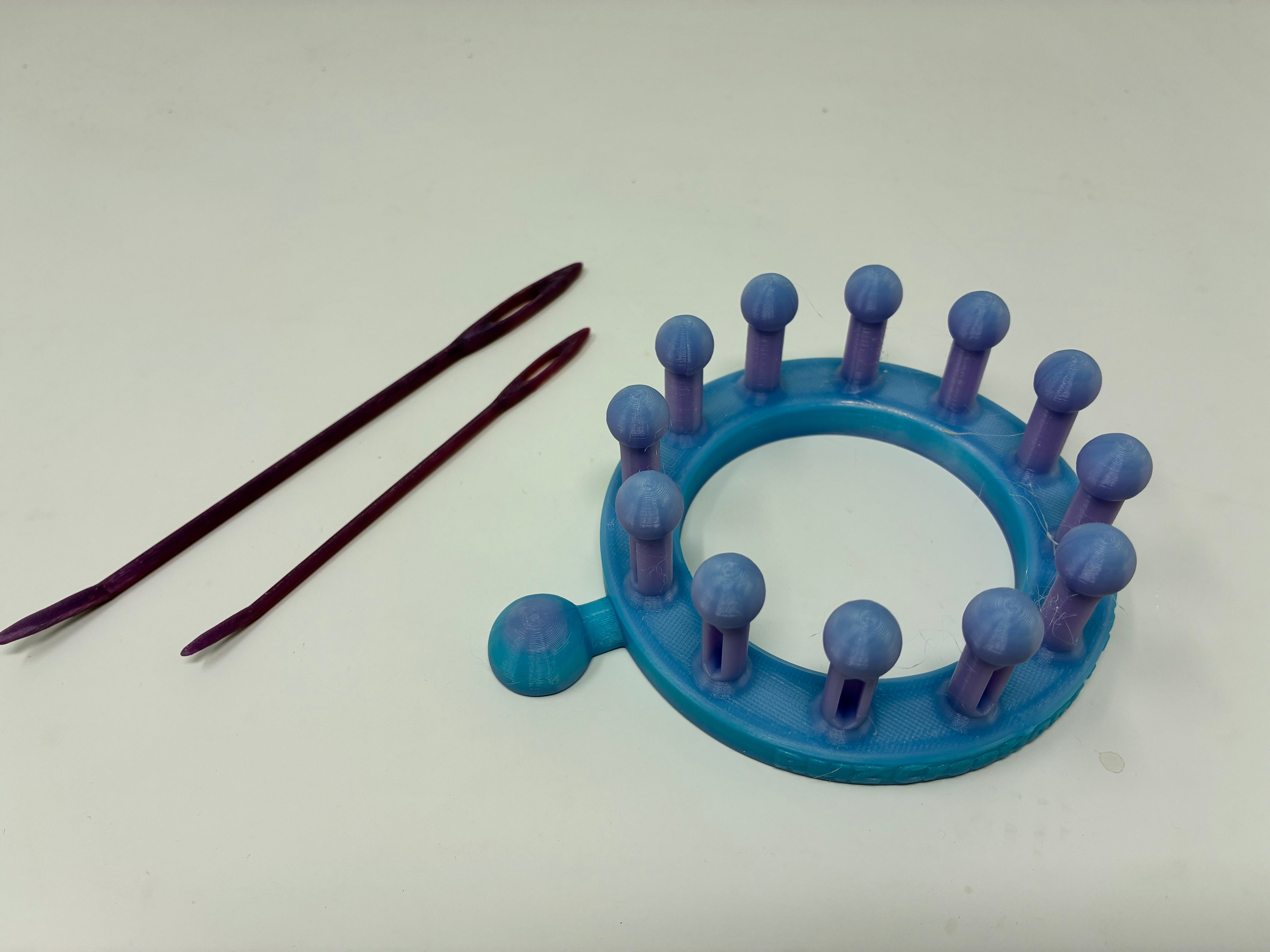 12 Peg Knitting Loom & Darning Needle Set