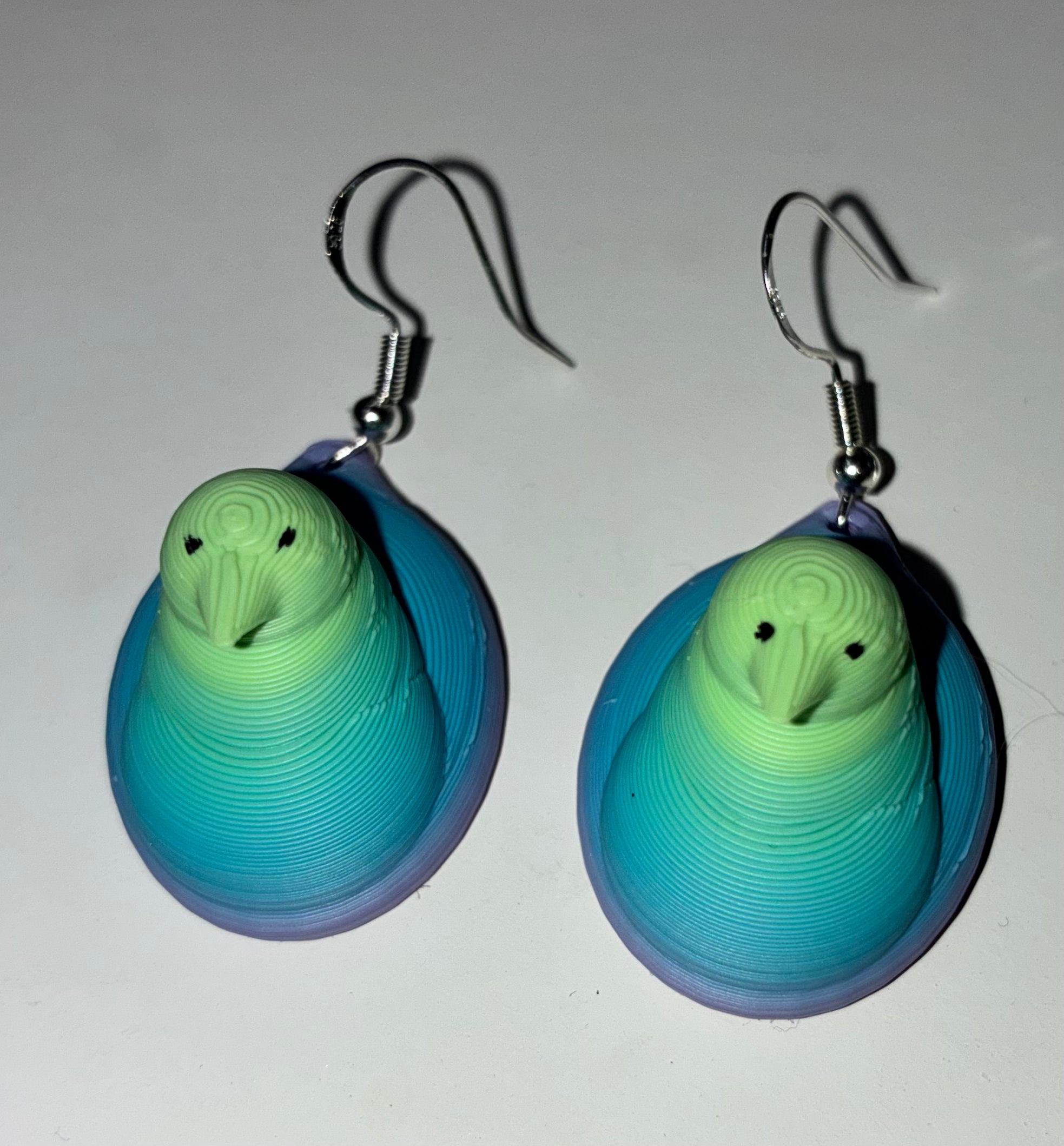 Peep multicolor earrings! 💜💙💚